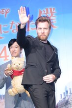 ユアン・マクレガー（手前）と堺雅人（左奥）。