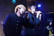 左から賀来賢人、伊藤健太郎。