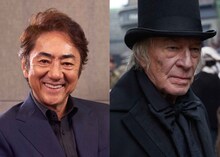 左から市村正親、クリストファー・プラマー演じるスクルージ。