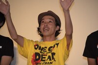 観客に手を振る上田慎一郎。