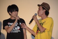 長屋和彰（左）にちょっかいを出す上田慎一郎（右）。