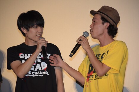 長屋和彰（左）にちょっかいを出す上田慎一郎（右）。