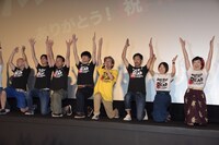 「ポンッ！」を披露する登壇者たち。