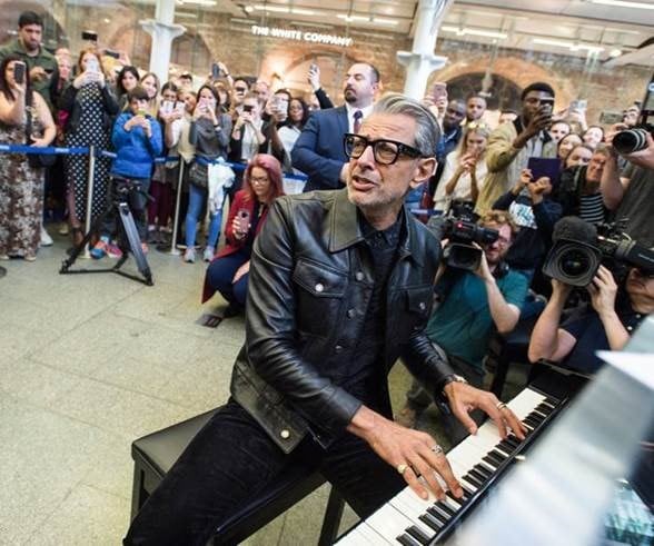 セント・パンクラス駅にサプライズ登場したジェフ・ゴールドブラム。