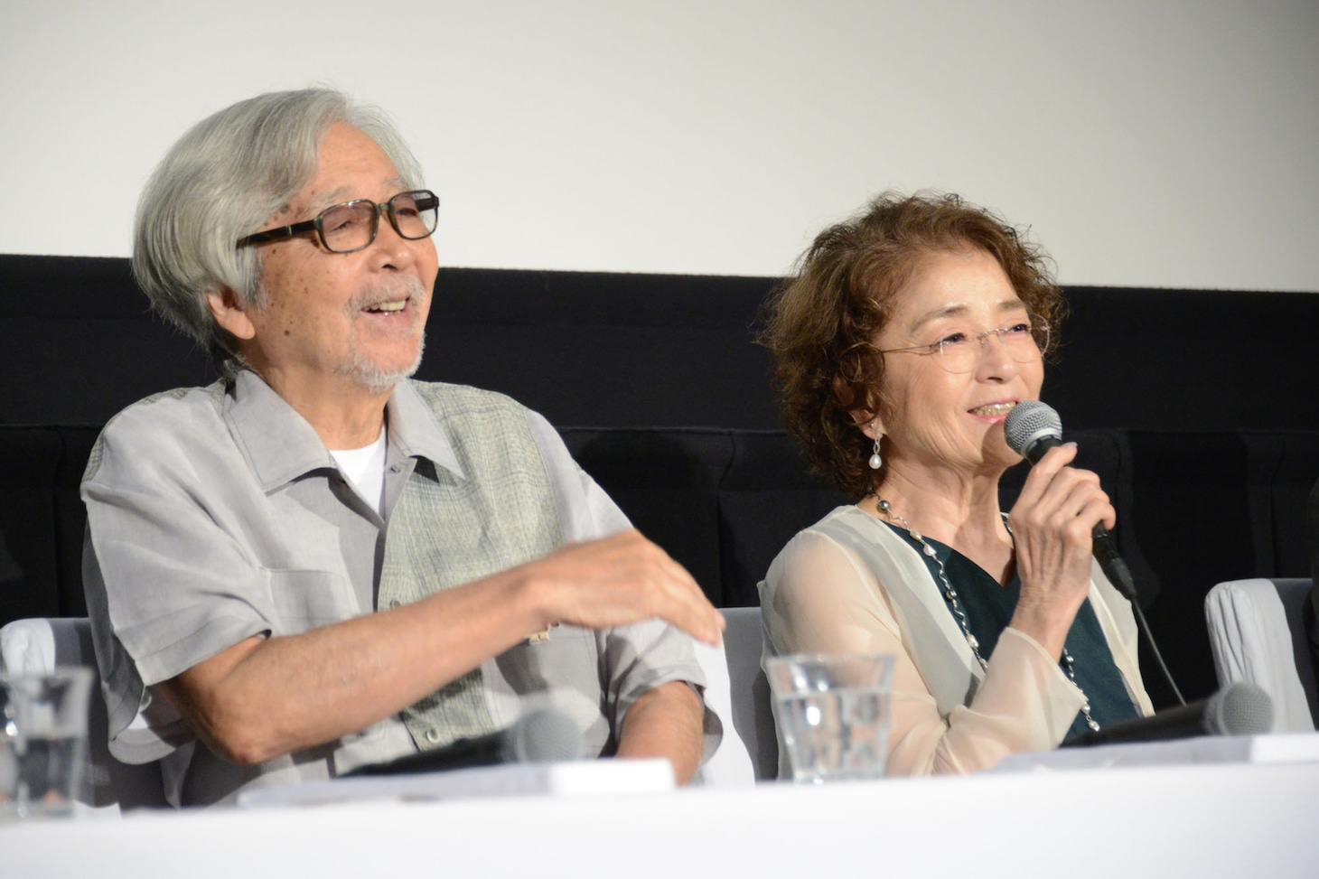 「男はつらいよ」50周年プロジェクト発表会にて、左から山田洋次、倍賞千恵子。