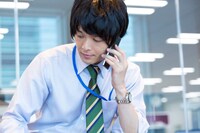 「オズランド 笑顔の魔法おしえます。」より、中村倫也演じるトシくん。