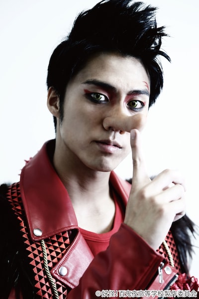 天狗役の小野塚勇人。