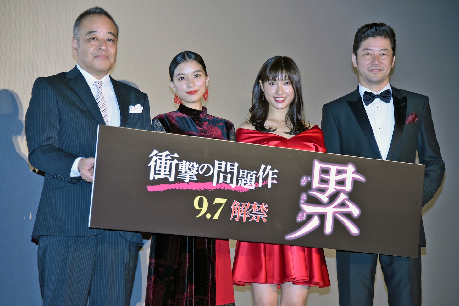 「累-かさね-」初日舞台挨拶。左から佐藤祐市、芳根京子、土屋太鳳、浅野忠信。