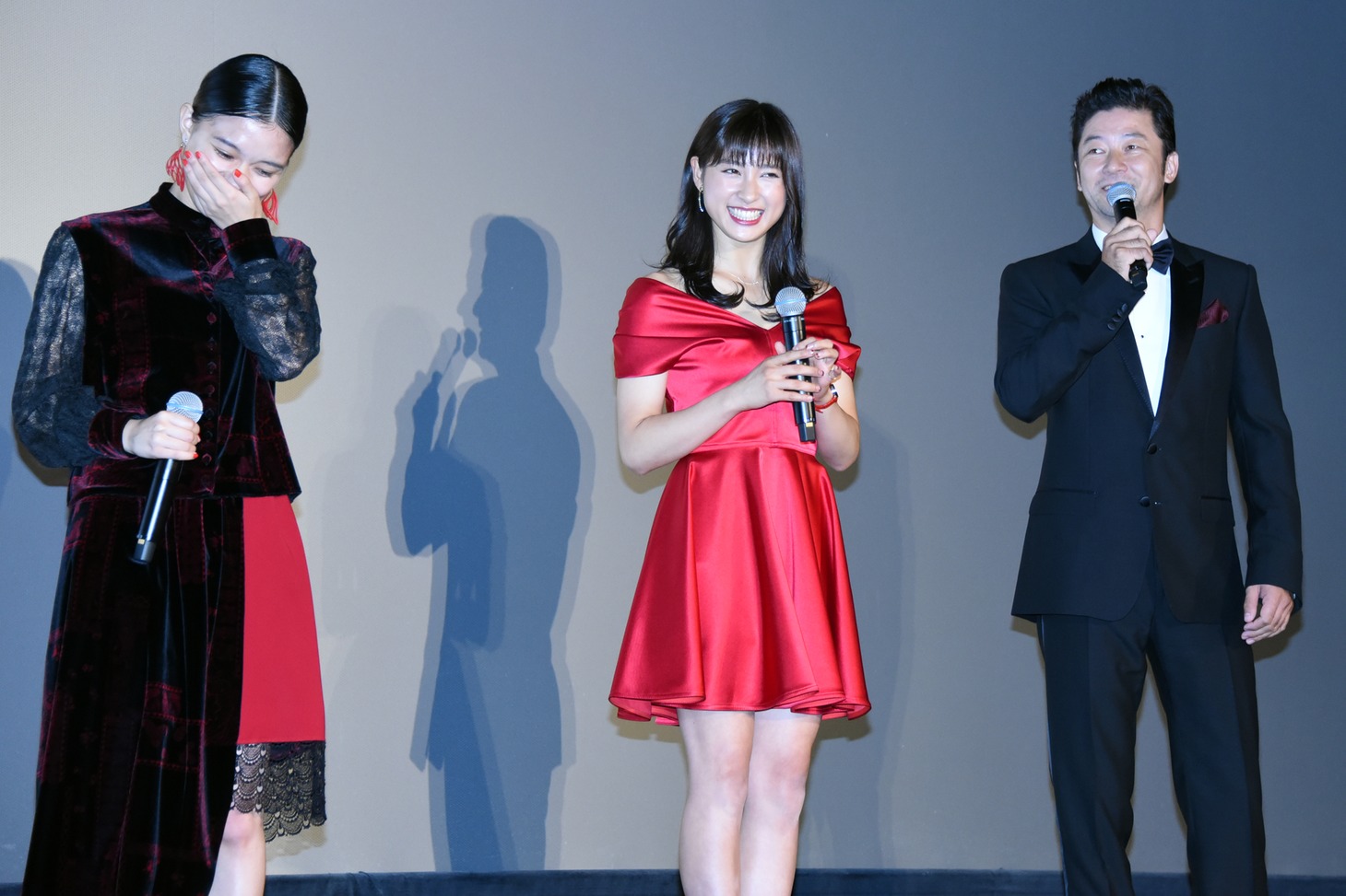 左から芳根京子、土屋太鳳、浅野忠信。