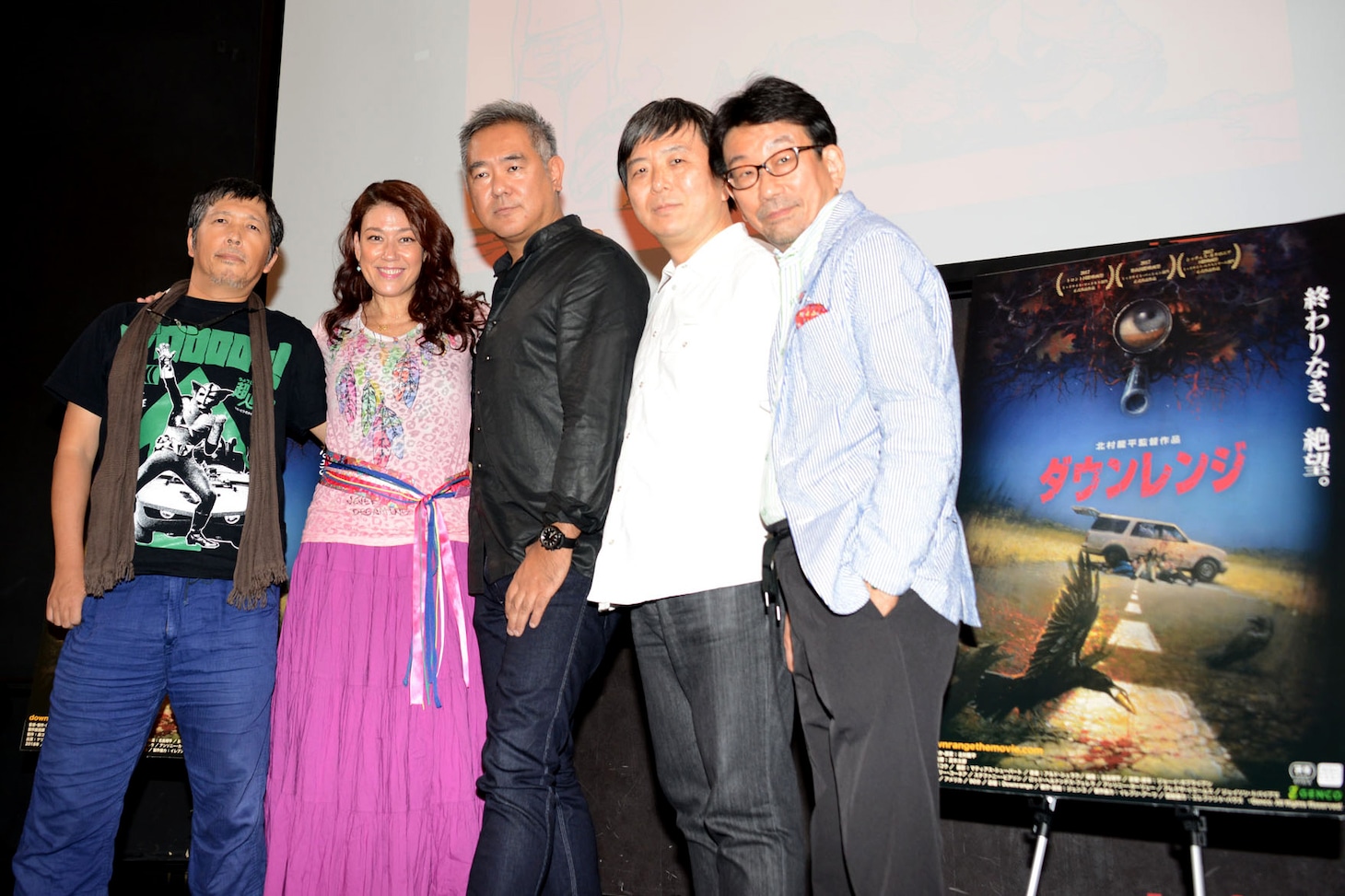 「ダウンレンジ」プレミア試写会にて、左から寺田克也、LiLiCo、北村龍平、鶴田法男、真木太郎。