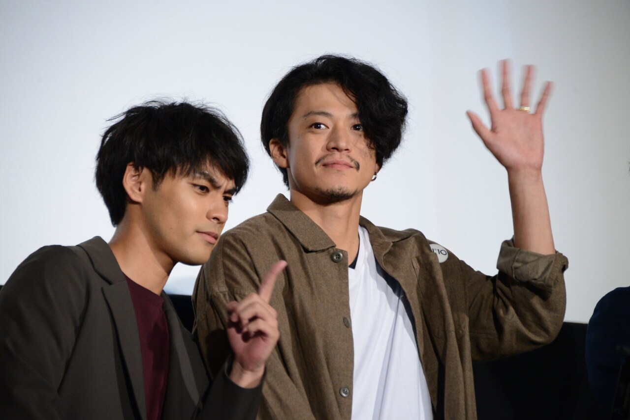 ライブビューイングのカメラにアピールする柳楽優弥（左）、小栗旬（右）。