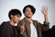 ライブビューイングのカメラにアピールする柳楽優弥(左)、小栗旬(右)。