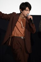 「死んじまいなァ」と劇中のセリフを披露する吉沢亮。