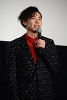 自分のセリフではないのに「死んじまいなァ」と言ってみる戸塚純貴。