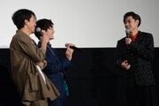 自分の役にないセリフを披露したにもかかわらず、とぼける戸塚純貴(右)。