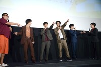 舞台挨拶に不在の勝地涼がいそうな方角を指差す柳楽優弥（中央左）と小栗旬（中央右）。