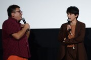 福田雄一(左)のモノマネをする吉沢亮(右)。