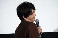 ライブビューイングのカメラに向かって変顔を披露する吉沢亮。