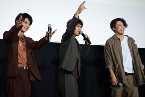 ノリノリでコールアンドレスポンスする柳楽優弥(中央)と、一緒に盛り上がる吉沢亮(左)、小栗旬(右)。