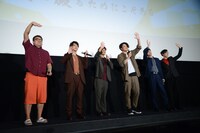 カメラに向かって手を振る登壇者たち。