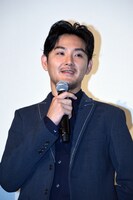 淡々とギャグを口にする松田龍平。