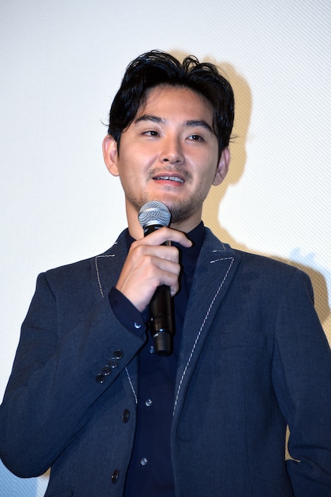 淡々とギャグを口にする松田龍平。