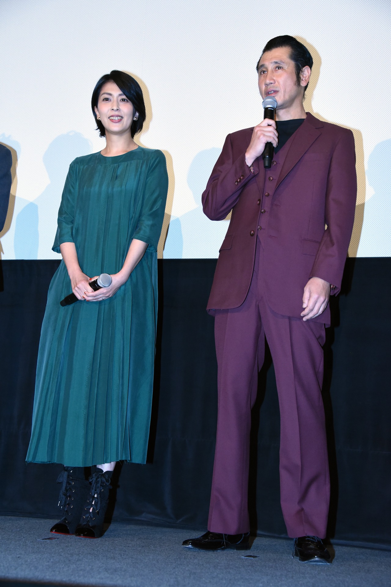 左から松たか子、渋川清彦。