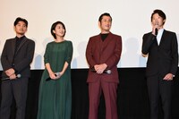 窪塚愛流（右）の挨拶を見守るキャストたち。