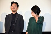 左から松田龍平、松たか子。