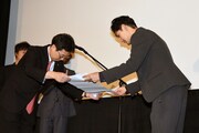 左から初段免状を贈呈する日本将棋連盟常務・森下卓、受け取る松田龍平。