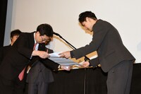 左から初段免状を贈呈する日本将棋連盟常務・森下卓、受け取る松田龍平。