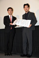 左から日本将棋連盟常務・森下卓、初段免状を見せる松田龍平。