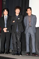 初段免状を見せる松田龍平を見守る瀬川晶司（左）、新井浩文（中央）、永山絢斗（右）。