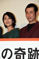 左から松たか子、渋川清彦。