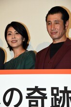 左から松たか子、渋川清彦。