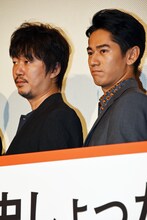 左から新井浩文、永山絢斗。