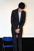 おじぎする東出昌大。