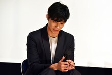 考え込む東出昌大。