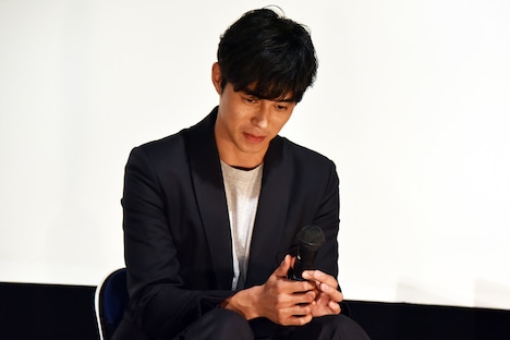 考え込む東出昌大。