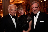 左からラルフ・ローレン、ケイト・キャプショー、スティーヴン・スピルバーグ。