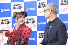 左から真野恵里菜、堤幸彦。