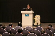 黒沢清（中央）