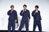 「右固唾」と言って固唾をのむ演技をする佐藤大樹（左）、山下健二郎（中央）、佐藤寛太（右）。