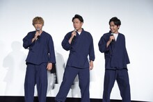 「右固唾」と言って固唾をのむ演技をする佐藤大樹（左）、山下健二郎（中央）、佐藤寛太（右）。