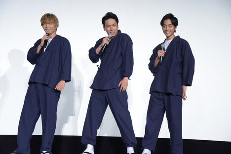 「左固唾」と言って固唾をのむ演技をする佐藤大樹（左）、山下健二郎（中央）、佐藤寛太（右）。
