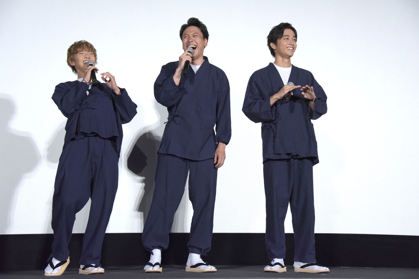 ダチョウ倶楽部の登場を喜ぶ佐藤大樹（左）、山下健二郎（中央）、佐藤寛太（右）。