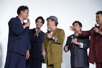 山下健二郎（左）に詰め寄る上島竜兵（中央）。