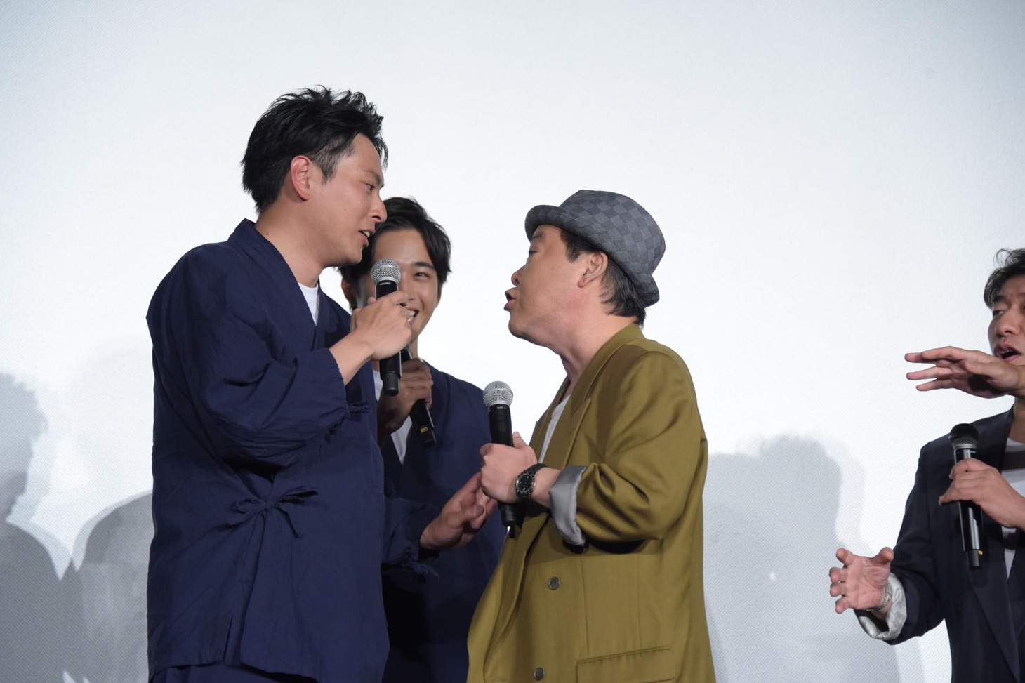 山下健二郎（左）にキスしようとするダチョウ倶楽部・上島（右）。