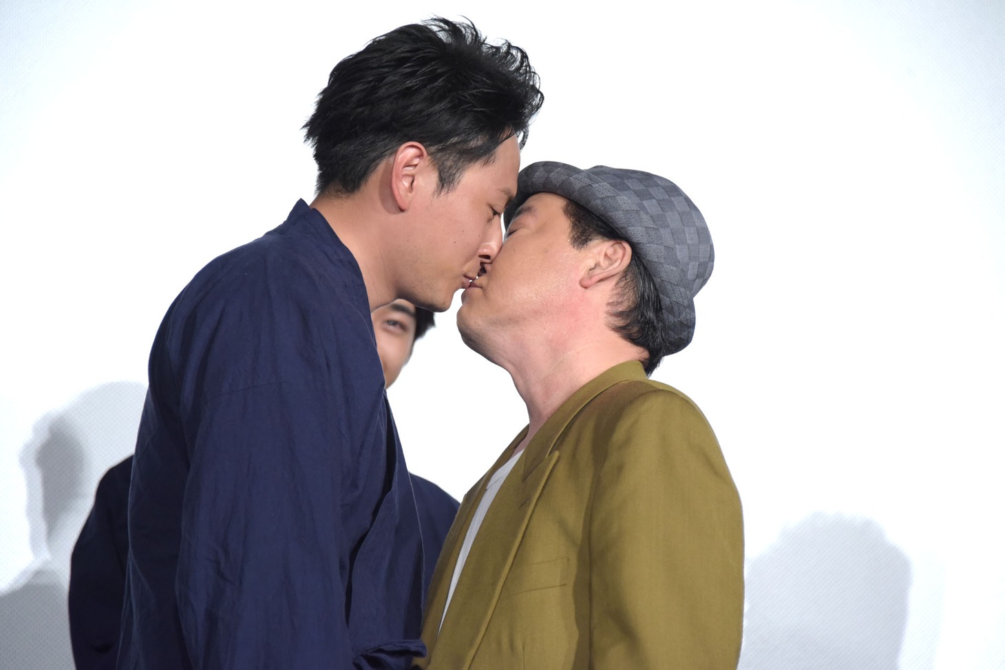 キスする（左から）山下健二郎、ダチョウ倶楽部・上島。