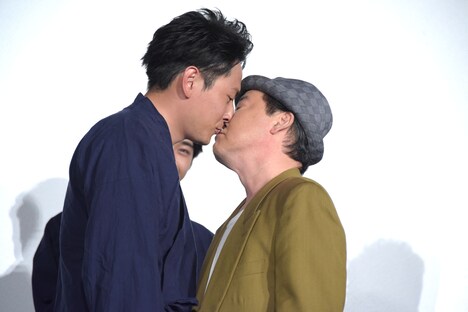 キスする(左から)山下健二郎、ダチョウ倶楽部・上島。